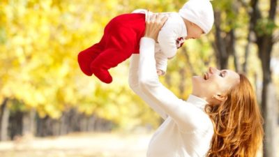 Сколько гулять с новорожденным осенью: советы родителям